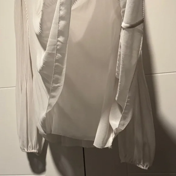 Wilfred
Daydreamer V-neck Blouse - Picture 5 of 14